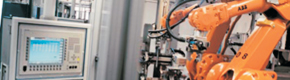 drei Roboter arbeiten Hand in Hand